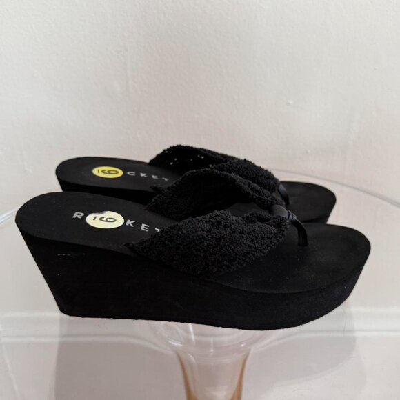 Rocket Dog Women's Black Flipflops - Picture 4 of 7